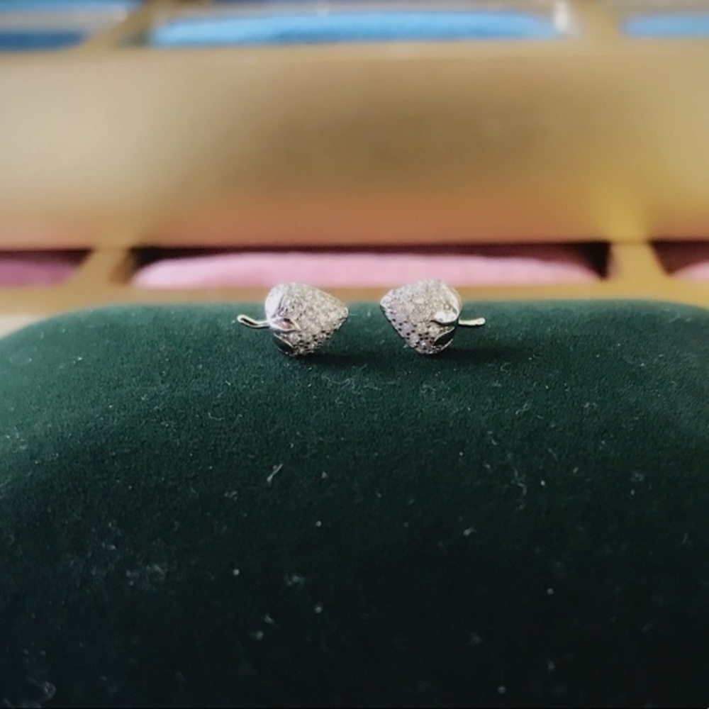 - 💯% Authentic Sterling Silver Strwaberry 🍓 Earrings - Picture 2 of 3